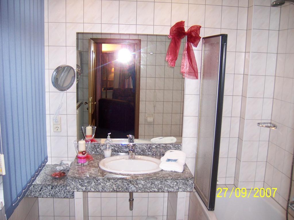 Hotel "Drei Rosen" Ohg Regina & Hans - Peter Fassbinder Leinefelde-Worbis Exterior foto